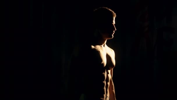 Bodybuilder poseren. knappe macht atletische man man. Fitness gespierd lichaam op zwarte achtergrond — Stockvideo