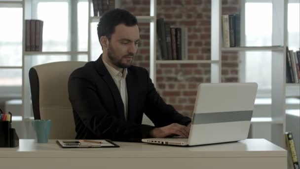 Guapo hombre de negocios en la oficina cerrar cuaderno, dejar de trabajar — Vídeo de stock