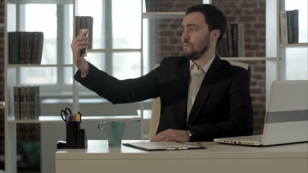 Selfie hombre de negocios tomando fotos en la oficina — Vídeo de stock
