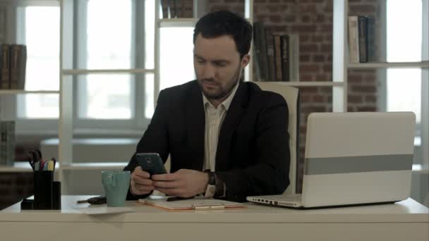 Ember, egy íróasztal alvás, felébred, és elkezd beszélni a telefon — Stock videók