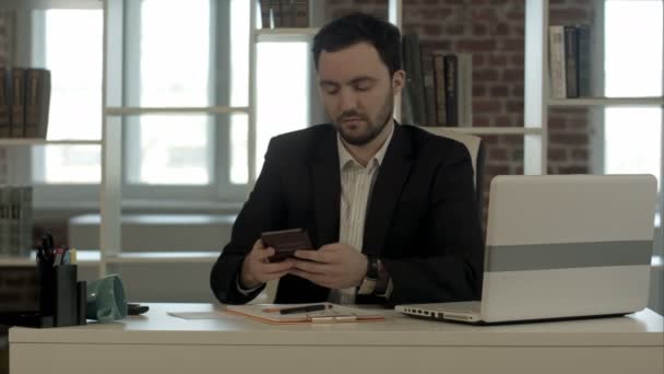 Moe zakenman slapen met laptop, wakker worden en beginnen te praten telefoon — Stockvideo