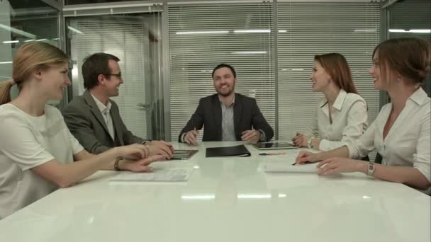 Equipe de negócios casual rindo durante reunião no escritório — Vídeo de Stock