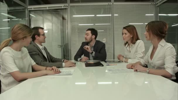 Closeup of group of business people applauding at a meeting — Stock Video