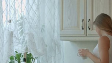 genç kadın dans kahve mutfak iç arka plan ile.