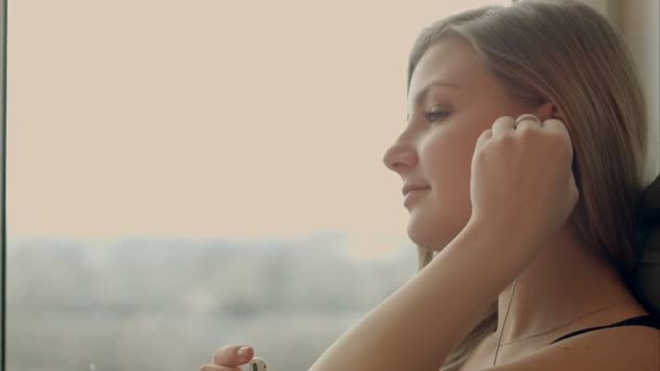 Hermosa chica escuchando música con tableta en casa . — Vídeos de Stock