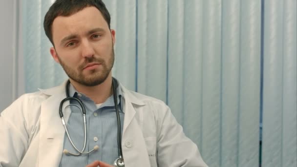 Médico médico hombre advirtiéndole acerca de un mal hábito — Vídeos de Stock