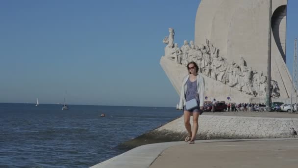 The Monument to the Discoveries in Lisbon syyskuu 2015 santa maria de belem Padrao dos Descobrimentos, Portugali nuori tyttö kävelee — kuvapankkivideo