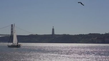 Lisbon, Portekiz - Eylül, 2015: 25 de Abril köprüden Tagus Nehri yat