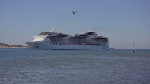Rzekę tejo września 2015 Lizbony Big lotu statku Msc Cruises — Wideo stockowe