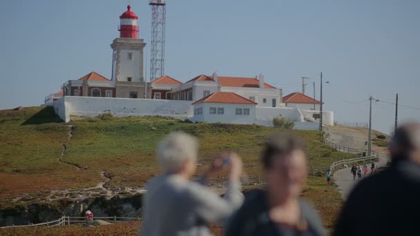 Září 2015 Portugalsko pěkný pohled maják v Portugalsku cabo da roca staré turistické skupiny s piktures — Stock video
