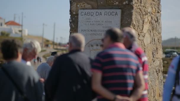 Pomnik w Cabo da Roca, punktem zachodniej Europy - Portugalia do września 2015 r. Grupa dawnych turystów — Wideo stockowe
