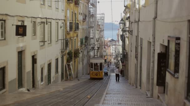 Lisszabon, Portugália - szeptember 15, 2015-re: Híres retro tervezett sikló, a régi város utcája, Lisszabon, Portugália — Stock videók