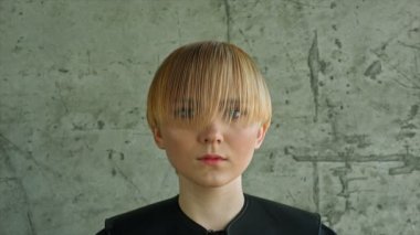 Moda sarışın kadın portre. Sarı saçlı. Saç modeli. Saç kesimi. Makyaj.