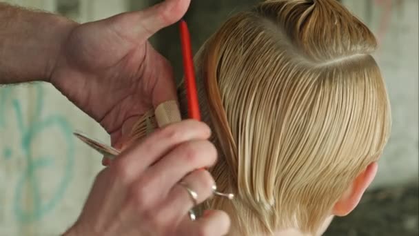 Wunderschönes Mädchen, das einen Haarschnitt bekommt. konzeptionelle. — Stockvideo