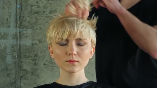 Nahaufnahme auf junge Frau, die neue Frisur vom Friseur bekommt. — Stockvideo