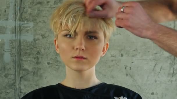 Junge Frau bekommt neue Frisur. — Stockvideo