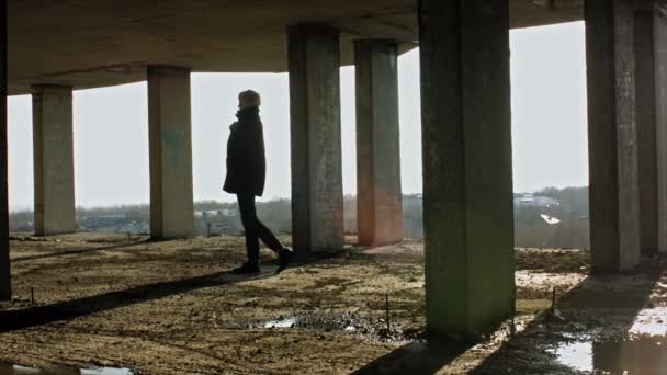 Young woman with modern haircut walking. Urban. — Stock Video