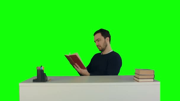 Portrét studentského studenta, který čte knihu na zelené obrazovce — Stock video