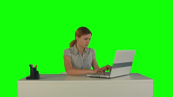 Businesswoman working on laptop on a Green Screen — Stock Video