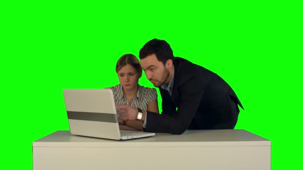 Un par discutiendo un nuevo proyecto en el portátil. Conceptos de trabajo en equipo. en una pantalla verde — Vídeo de stock