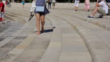 sahnede yalınayak yürüyen kız, amfitiyatro belem portekiz