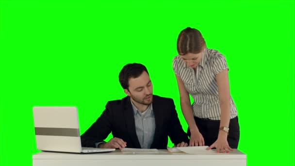 사무실에 서있는 사업가가 상사 모래 서명에 문서를 제시합니다. 녹색 화면에서 — 비디오
