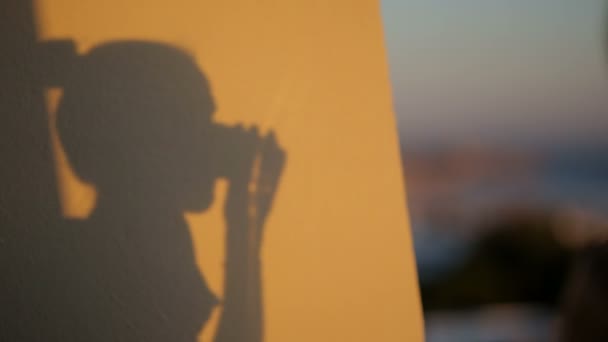 Silhouette ombragée d'une femme buvant une boisson en verre — Video