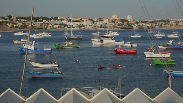 Cascais, portugal - september 2015: bunte fischerboote im hafen von cascais in der region lisbon. — Stockvideo
