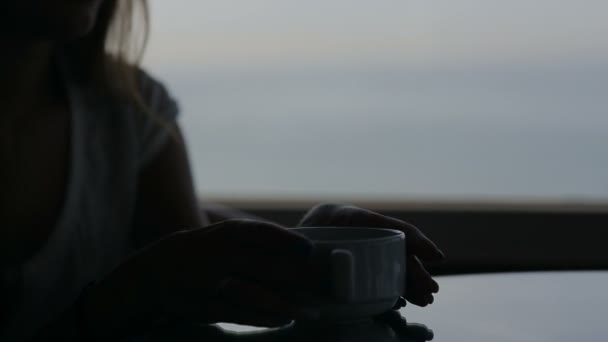 Fechar em um café com vista panorâmica do oceano atlântico. Copo, barco de peixe com uma xícara de café, chá — Vídeo de Stock