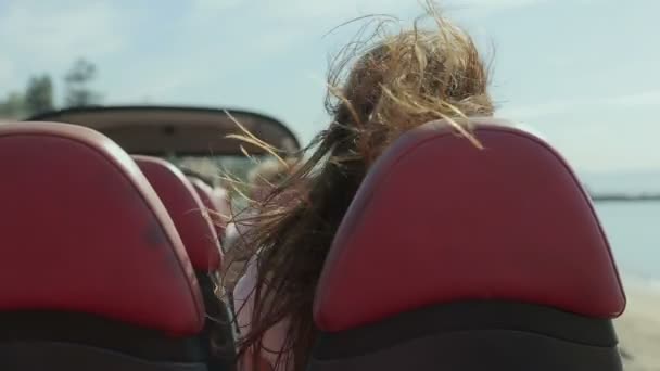 Young beatiful woman travel, tourism, summer vacation, sightseeing in tourist bus - happy teenage girl in sunglasses traveling close up — Stock Video