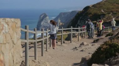 Cabo da Roca, Portekiz - Eylül 2015: Avrupa'nın Atlantik sınırı cabo da Roca'da okyanusa bakan genç kadın
