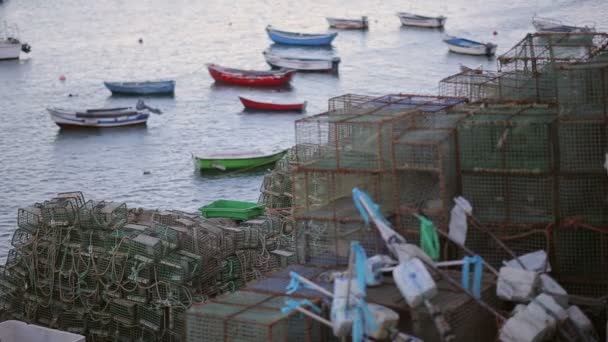 Πολύχρωμο Cascais καΐκι βάρκα Μαρίνα, βράδυ, δίχτυα ψαρέματος — Αρχείο Βίντεο
