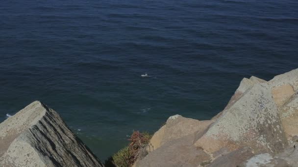 Βράχια και βράχια στο Cabo DA Roca Πορτογαλία με μικρή βάρκα στο παρασκήνιο — Αρχείο Βίντεο