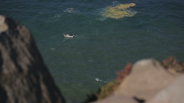 Kleine boot aan de voet van rotsen en kliffen bij Cabo da Roca Portugal, stormachtig weer — Stockvideo