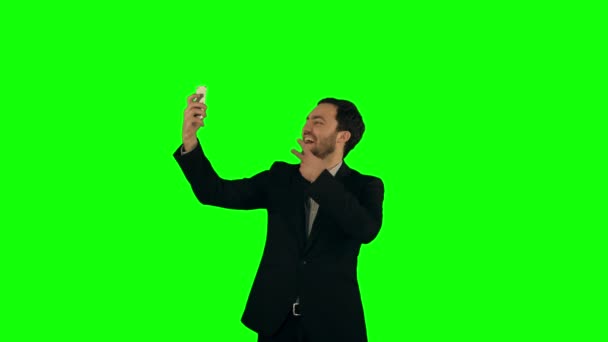 Empresario tomando una selfie en una pantalla verde — Vídeo de stock