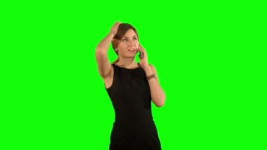 Yeşil Ekranda Cep Telefonu yla Konuşan Mutlu Genç Kadının Portresi