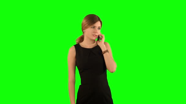 Yeşil Ekranda konuşan gülümseyen iş kadını telefon portresi — Stok video