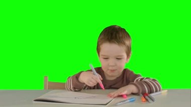 Yeşil Ekranda evde masada çizim bir oğul