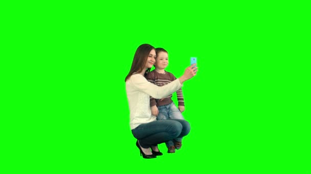 Matka i syn stwarzające dla selfie na zielonym ekranie — Wideo stockowe