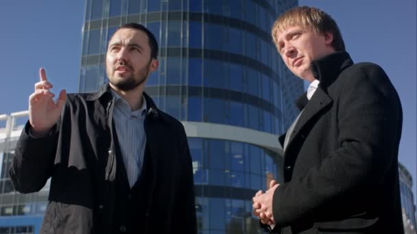 Dos hombres de negocios saludándose con un apretón de manos afuera — Vídeo de stock