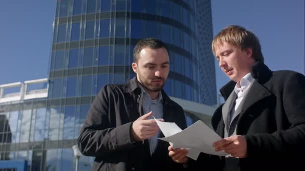 Empresário rasgar papel em branco na reunião ao ar livre — Vídeo de Stock