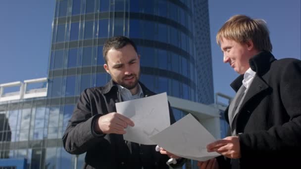 Hombre de negocios feliz con documentación debido a los buenos resultados . — Vídeos de Stock