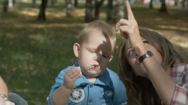 mutlu anne ve oğlu sabun köpüğü açık portre üfleme Park.
