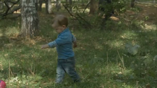 Petit garçon avec ramasser la balle et lancer .