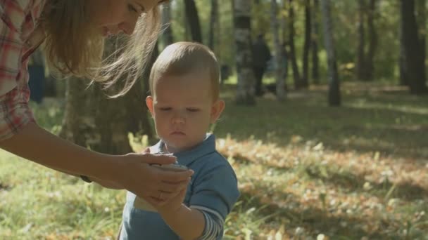 Mère regardant son fils parler sur son téléphone portable .