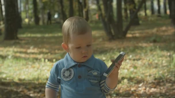 Adorable bébé arrête d'appeler avec un téléphone portable .