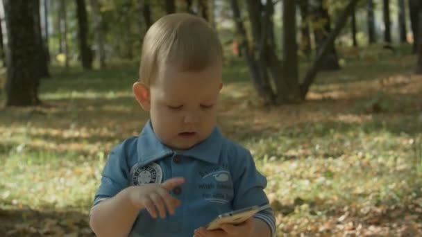 Adorable número de marcación del bebé en el teléfono móvil . — Vídeos de Stock