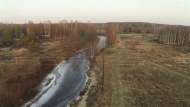 Kırsal alan ve ormanlarda küçük bir adamın havadan görünümü, yol, sonbahar, enginlik, gün batımı ile yürüme