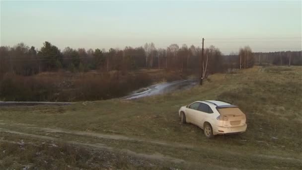 Вид с воздуха на сельскую местность, речное поле и долговечный автомобиль, осень российской природы — стоковое видео