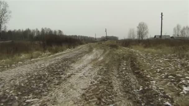 Luftaufnahme der gefrorenen, schmutzigen Straße auf dem Land, erster Schnee in Russland — Stockvideo
